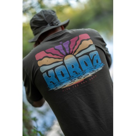 KORDA DAWN VIBES TEE DARK OLIVE