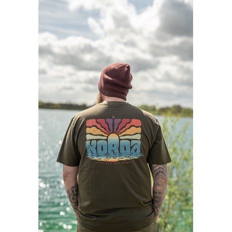 KORDA DAWN VIBES TEE DARK OLIVE